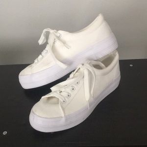 Platform tennis shoes